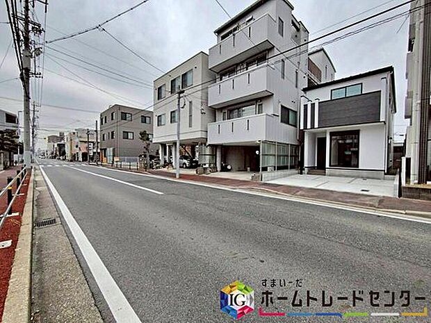 前面は、南側約10mの道路に接道しています。
お車の出し入れが苦手なママや小さなお子様にも安心ですね。
しっかり舗装もされているので、ベビーカーや自転車で通っても快適に通行できます。