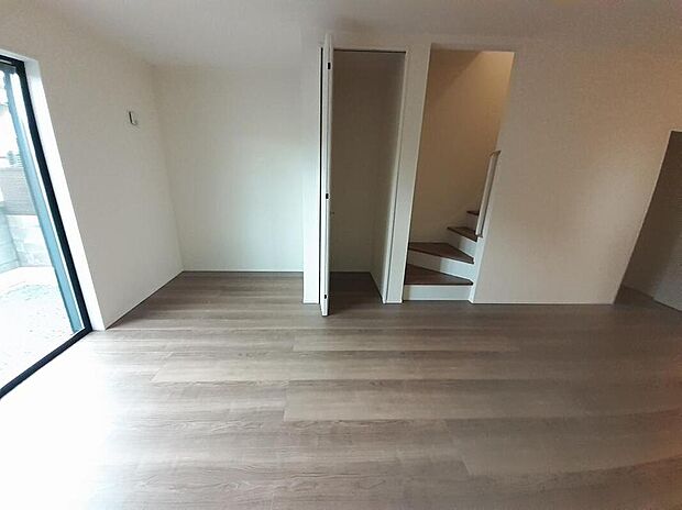 1号棟 リビング収納
19帖のリビングには収納スペースも完備♪
可動棚を施工することも可能です♪