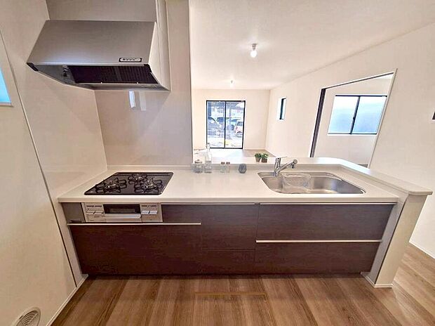 1号棟
収納力豊富なシステムキッチン。
大型スライド収納付きで、すっきり片付けやすいキッチンです。
床下収納もついています♪