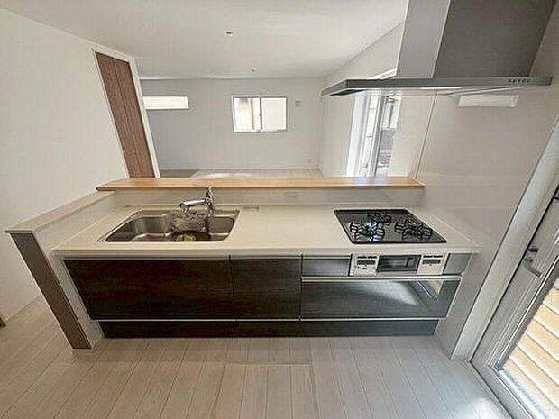 対面キッチンのためご家族のコミュニケーションがとりやすいです♪
カウンター人造大理石、浄水機能付き混合水栓付きのシステムキッチンです。