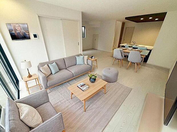 １号棟
明るい雰囲気が心地いい２２．１帖のリビング♪　
採光良好です！　
家族団らんの時間も増えそうなくつろぎの場所になりそう♪
※家具をCGで加工しています。家具付き販売ではございません