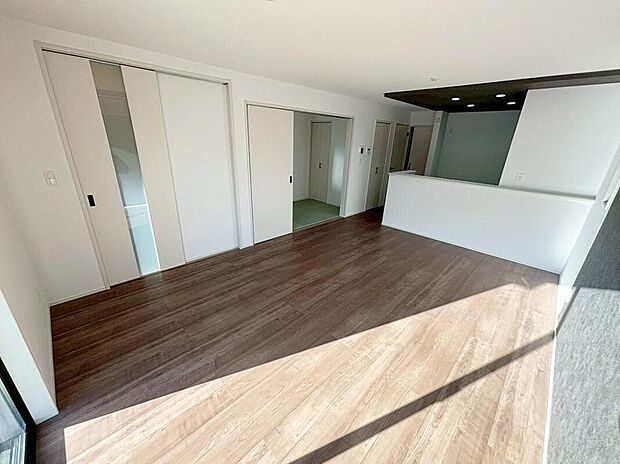 施工例
明るい雰囲気が心地いい１６帖のリビング♪　
採光良好です！　
家族団らんの時間も増えそうなくつろぎの場所になりそう♪