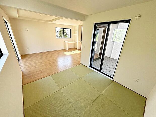 お子さまのお昼寝や遊び場として活躍する畳スペース。リビングから目が届くため、家事をしながらでも安心して見守れます。