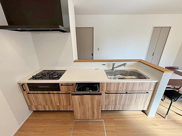 収納力豊富なシステムキッチン。
大型スライド収納付きで、すっきり片付けやすいキッチンです。
床下収納もついています♪