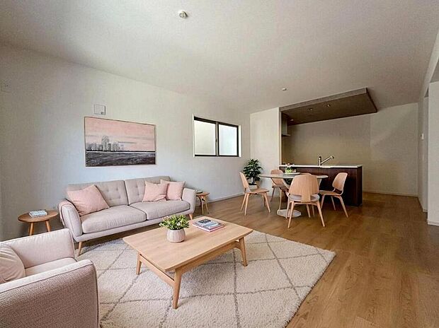 明るい17帖のリビング♪
便利なカウンタースペース付きです♪
対面式キッチンは、家事をしながら家族の様子が一目でわかる安心&便利設備♪
※家具をCGで加工しています。家具付き販売ではございません。