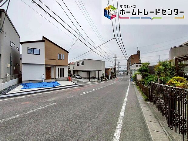 前面は、西側約４ｍ・北側約９．１３ｍの道路。
角地でゆとりがあり、落ち着いて駐車が可能です♪