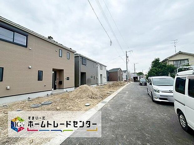 前面は、北東側約６．０ｍの私道です。
車通りも少なく、落ち着いて駐車が可能となっています。