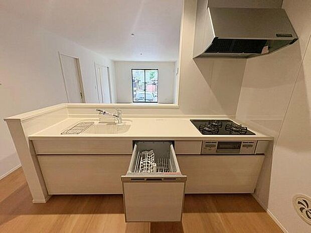2号棟
収納力豊富なシステムキッチン。
大型スライド収納付きで、すっきり片付けやすいキッチンです。床下収納もついています♪