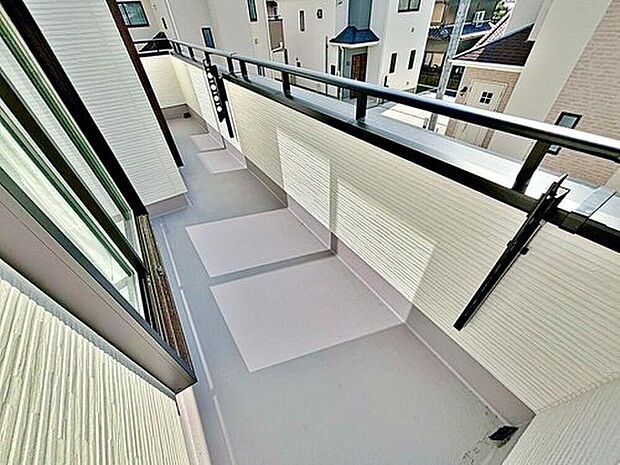 【バルコニー】A号棟
奥行を広めに取ったバルコニー♪
家族分の洗濯物もしっかり干せます。
日当たりも良く、毎日のお洗濯が楽しくなりそう♪