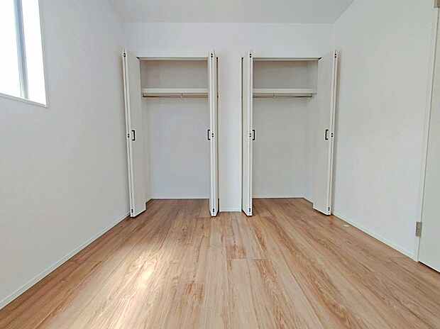 【収納】２号棟
各居室に収納スペースを設けました！
お洋服をたくさんお持ちの方でもたっぷり収納できます。
お部屋を最大限広くご活用いただけます♪