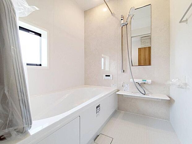 【浴室】1号棟
1坪以上広さを設けた浴室で、ゆったりバスタイム♪
お子様と一緒に入るにも充分な広さです。一日の疲れを癒せます♪