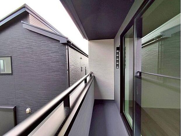 【バルコニー】1号棟
日当たり良好なバルコニー!
洗濯物が気持ちよく乾きそうですね。
毎日のお洗濯が楽しくなりそう♪
リフレッシュ空間としても良さそうですね♪