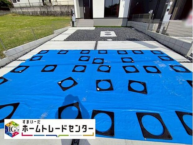 【駐車場】1号棟
余裕をもって並列に2台駐車ができる広々とした駐車スペース。
玄関そばに駐車スペースがございますので、まとめ買いをした際にも運ぶのが簡単です!