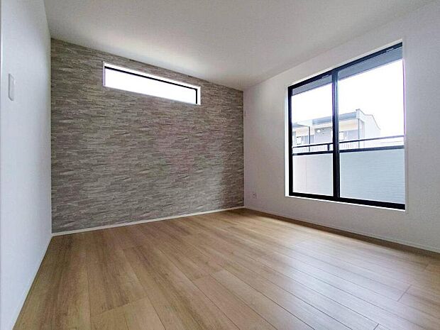 【リビング以外の居室】1号棟
バルコニーに直接アクセスできる居室です♪
室内の空気を効率よく入れ替えることができ、夏場や湿気の多い時期には便利です♪