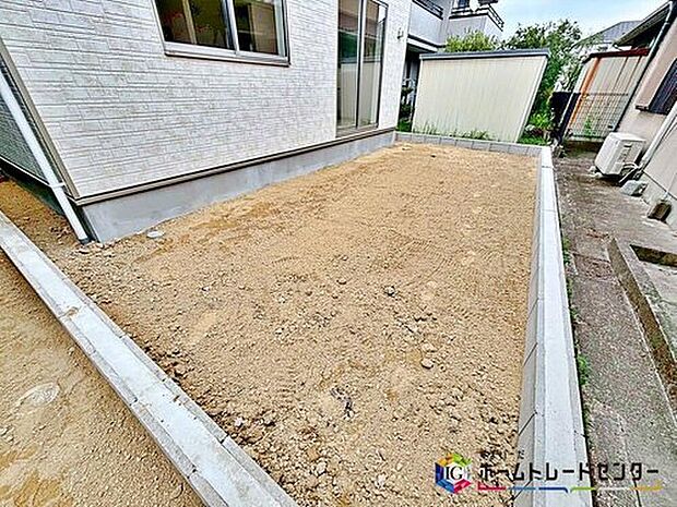 【庭】２号棟　
お庭がございます♪
小さなお子様の遊び場や、ガーデニング・家庭菜園・BBQなどお好みにお楽しみいただけます♪