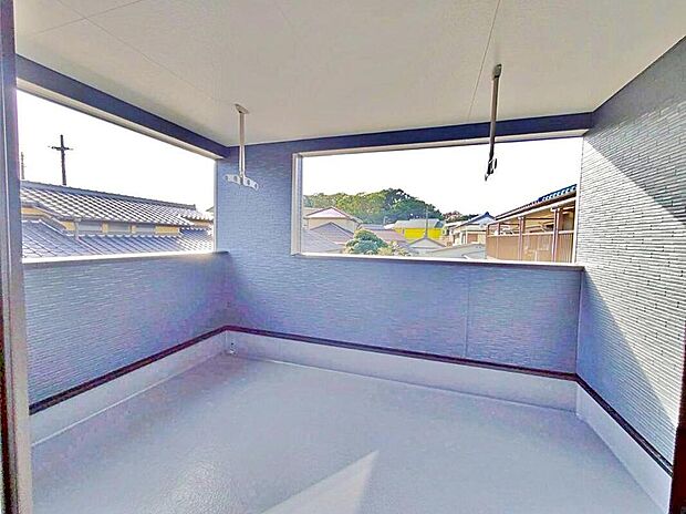 【バルコニー】１号棟
雨の日も洗濯物が濡れる心配のないインナーバルコニー仕様♪
お洗濯だけでなく、ちょっとしたリラックスできる空間にもなりそうです☆