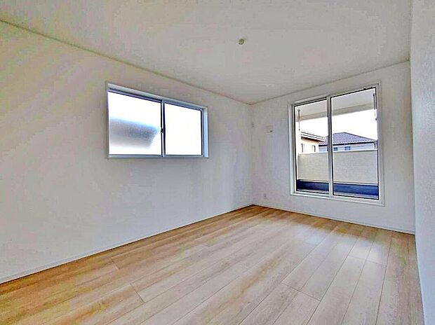 【リビング以外の居室】２号棟
全居室に２面採光を施した為、晴れの日の日中はいつも明るい室内に。　　　
窓を開放すれば、気持ちの良い風が入り込んできます。