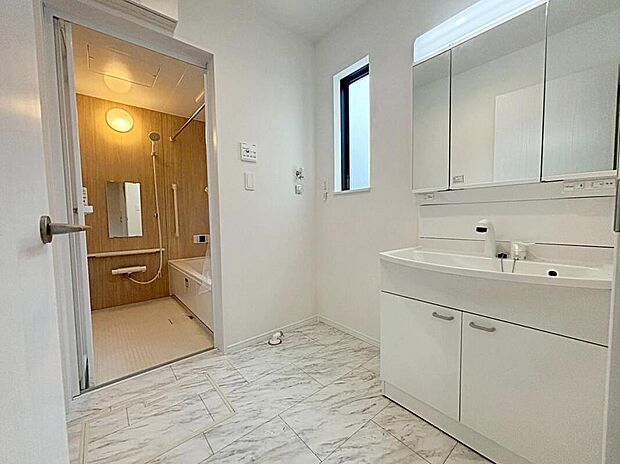 【洗面台・洗面所】A号棟
暮らしを快適にする洗面化粧台。
収納力と機能性に優れた使いやすい設備で、忙しい朝の身支度もスムーズに♪