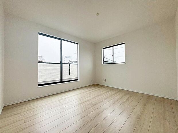 【リビング以外の居室】A号棟
バルコニーに直接アクセスできる居室です!
室内の空気を効率よく入れ替えることができ、夏場や湿気の多い時期には便利です♪