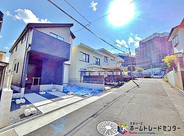 【前面道路含む現地写真】前面は、交通量の少ない北側約６．４ｍの公道です。
ゆとりがあり、駐車も落ち着いて行える
環境になっています。