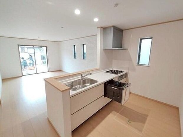 【キッチン】H号棟
食洗器付き収納力豊富なシステムキッチン。
大型スライド収納付きで、すっきり片付けやすいキッチンです。床下収納もついています♪　　　