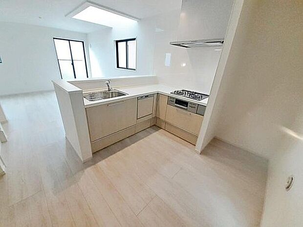 【キッチン】３号棟
収納力豊富なシステムキッチン。
毎日の洗い物がラクになる便利な食洗機付きです♪
時間を短縮して、家事の時間も確保できます。