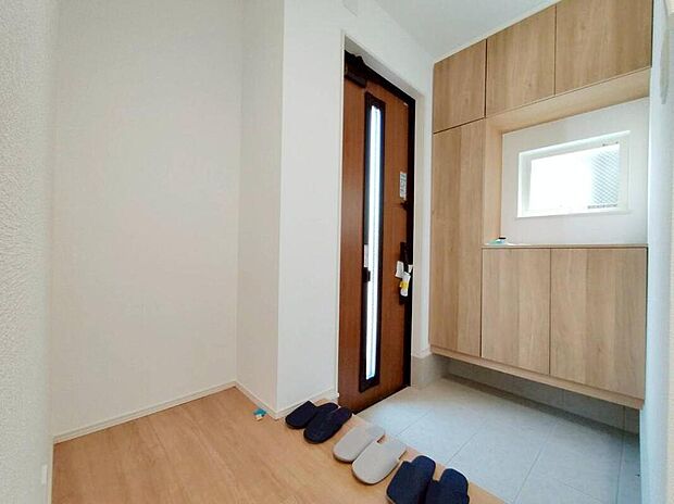 【玄関】明るくて清潔感溢れる玄関スペース♪
便利なシューズボックス付き♪
靴だけでなく、小物や外出アイテム等をすっきり片付けられる為、玄関が広く見えます♪