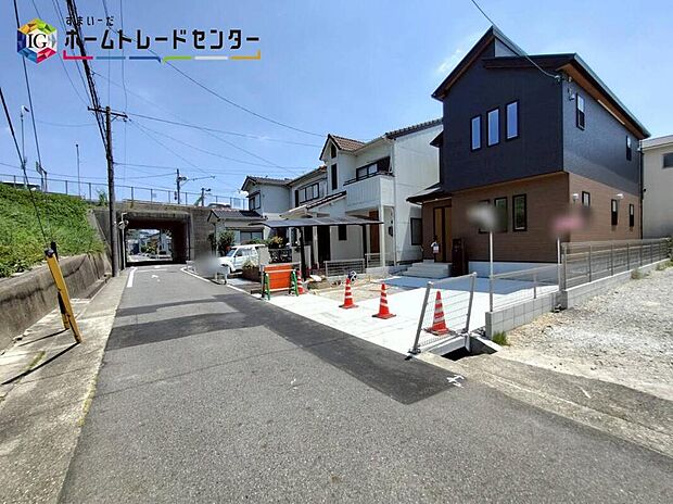 【前面道路含む現地写真】前面は、北側約６ｍの道路に接道しています。
ゆとりがあり、落ち着いて駐車できます。
しっかり舗装もされているので、ベビーカーや自転車で通っても快適に通行できます。