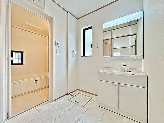 【洗面台・洗面所】3号棟
暮らしを快適にする洗面化粧台。
収納力と機能性に優れた使いやすい設備で、忙しい朝の身支度もスムーズに♪