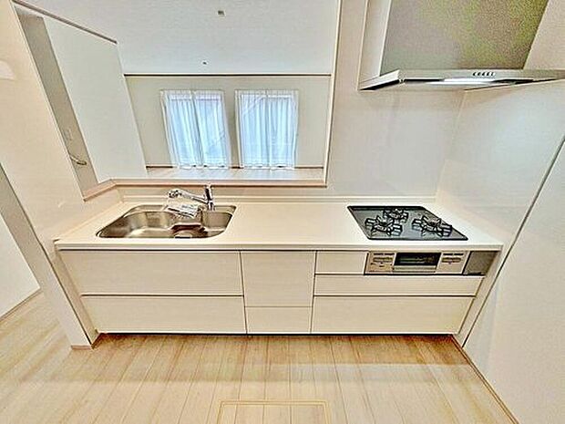 【キッチン】2号棟
収納力豊富なシステムキッチン。
大型スライド収納付きで、すっきり片付けやすいキッチンです。床下収納もついています♪