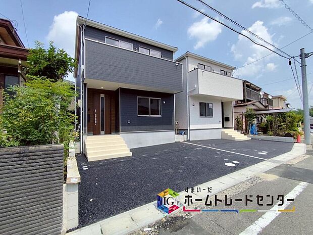 【現地外観写真】小牧市本庄第７　限定２棟
並列２台駐車可能！
ご見学はホームトレードセンター株式会社まで♪