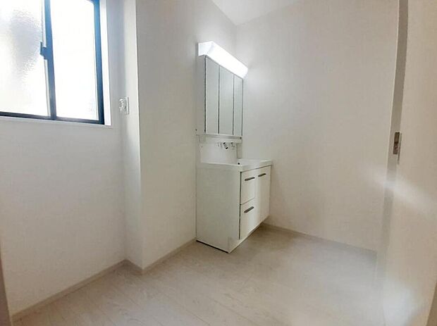 【洗面台・洗面所】１号棟
三面鏡つきの洗面化粧台でヘアスタイリングやメイクがしやすいです♪
収納スペースも豊富なので、スキンケア用品や小物をスッキリ整理できます♪