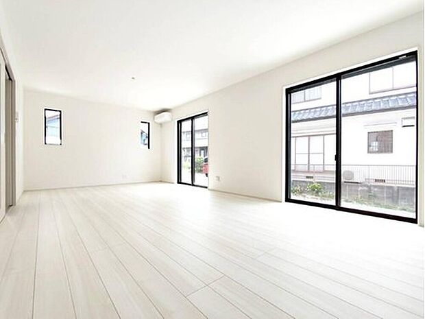 【リビング】B号棟
明るい雰囲気が心地いい約１５．６２帖のリビング♪　
採光良好です！　
家族団らんの時間も増えそうなくつろぎの場所になりそう♪