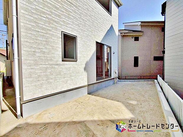 【庭】お庭がございます♪
小さなお子様の遊び場や、ガーデニング・家庭菜園・BBQなど、お好みにおうち時間をお楽しみいただけます♪