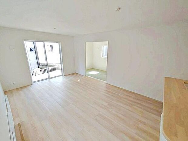 【リビング】明るい雰囲気が心地いい16帖の広々としたリビング♪
採光良好です!
家族団らんの時間も増えそうなくつろぎの場所になりそう♪