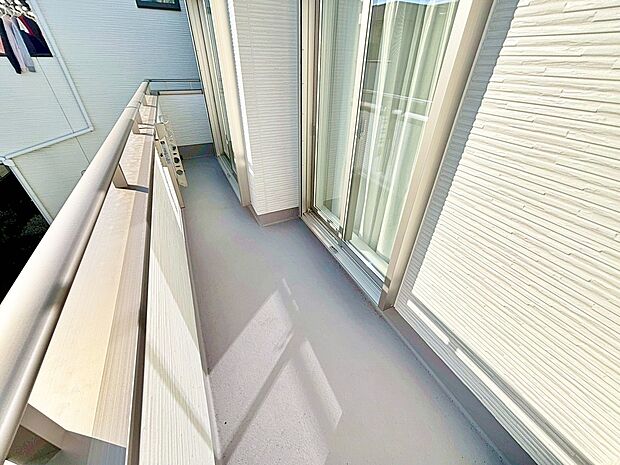 【バルコニー】A号棟
奥行を広めに取ったバルコニー♪家族分の洗濯物もしっかり干せます。日当たりも良く、毎日のお洗濯が楽しくなりそう♪