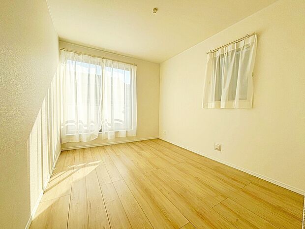 【リビング以外の居室】A号棟
バルコニーに直接アクセスできる部屋です♪2面採光を施した為、晴れの日の日中はいつも明るい室内に。
窓を開放すれば気持ちの良い風が入り込んできます。