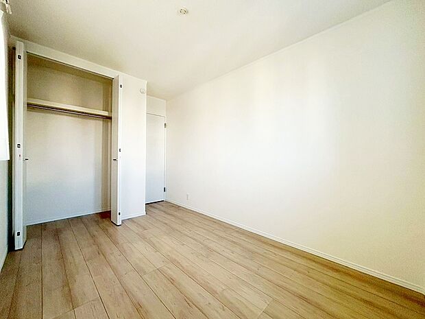 【リビング以外の居室】A号棟
テレワークや趣味のスペースにも便利なフリースペース付き♪
キッズスペースや書斎としても使えて
何かと便利なスペースです♪