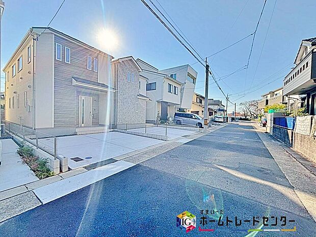 【前面道路含む現地写真】前面は、北側約5.9mの道路です。
ゆとりがあり、静かな環境の為、駐車も落ち着いて行えます。
しっかり舗装されているので、ベビーカー等で通っても安心ですね♪