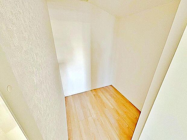 【収納】２号棟　ウォークインクローゼット
大きな荷物も収納可能なスペース！
季節ごとの入れ替え不要な嬉しい設備
になっています♪