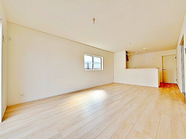 【リビング】１号棟
明るい雰囲気が心地いい１９．５帖の広々リビング♪
採光良好です！　　
家族団らんの時間も増えそうなくつろぎの場所になりそう♪