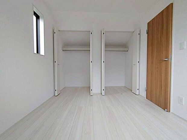 【収納】大きな荷物も収納可能なクローゼット付き！
季節ごとの入れ替え不要な嬉しい設備になっています♪
お洋服をたくさんお持ちの方でもたっぷり収納できます。