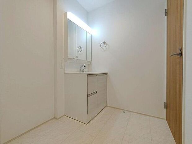 【洗面台・洗面所】暮らしを快適にする三面鏡仕様の洗面化粧台。
収納力と機能性に優れた使いやすい設備で、忙しい朝の身支度もスムーズに♪