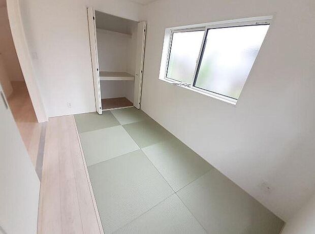 【リビング以外の居室】１号棟
リビング横にある来客間にもできそうな約５．２帖の洋風和室♪
収納スペースも充実！
窓を開放すれば気持ちの良い風が入り込んできます。
新鮮な空気の中で生活できます。