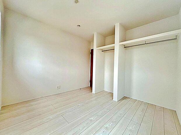 【収納】２号棟
各居室に収納スペースを設けました！
お洋服をたくさんお持ちの方でもたっぷり収納できます。
お部屋を最大限広くご活用いただけます♪