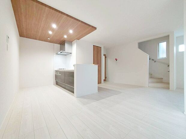 【リビング】２号棟
陽光ふりそそぐ明るい１８．５帖のリビング。
対面式キッチンは家事をしながら家族の様子が一目でわかる安心＆便利設備♪
リビング階段仕様となっているので、毎日家族とのコミュニケーションが捗りそう♪