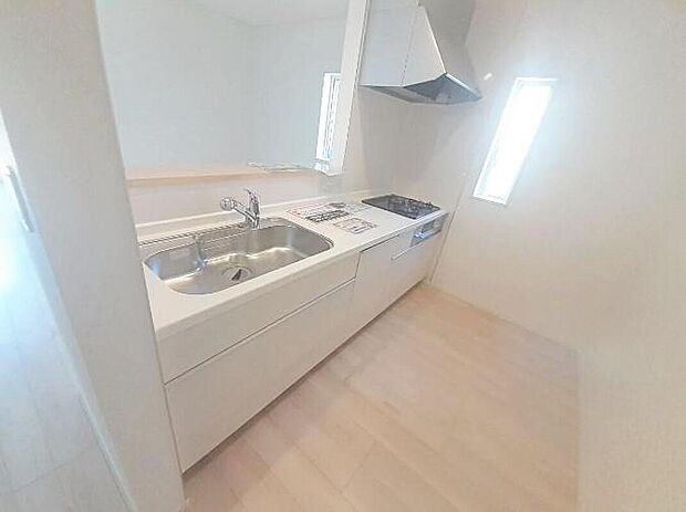 【キッチン】1号棟
収納力豊富なシステムキッチン。
大型スライド収納付きで、すっきり片付けやすいキッチンです。
床下収納もついています♪