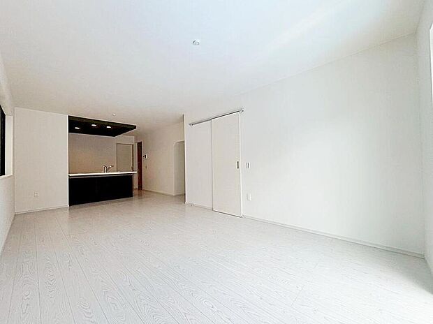 【リビング】1号棟
広々とした18.9帖の明るいリビング♪
対面式キッチンは、家事をしながら家族の様子が一目でわかる安心&便利設備♪