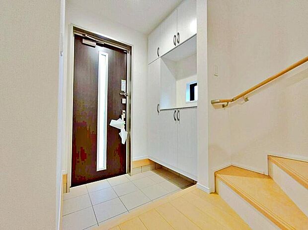 【玄関】明るくて清潔感ある玄関。　
シューズボックスを備えているので、散らかりがちな玄関もすっきりと片付きます。
急な来客時でも安心ですね♪