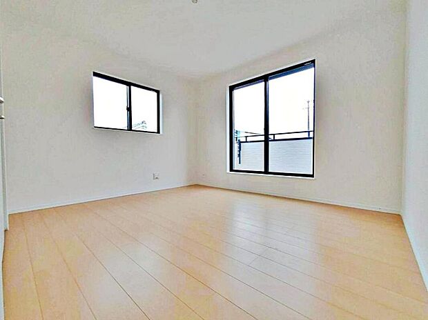 【リビング以外の居室】バルコニーに直接アクセスできる部屋です♪２面採光を施した為、晴れの日の日中はいつも明るい室内に。
窓を開放すれば気持ちの良い風が入り込んできます。